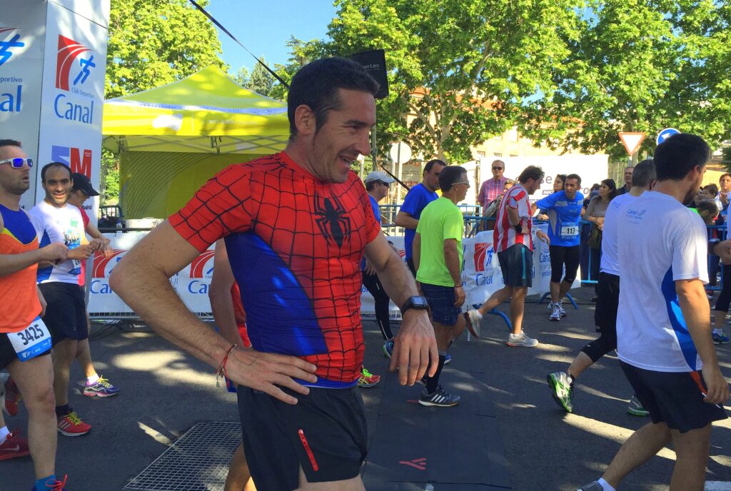 Spiderman llegó en perfectas condiciones a la meta.